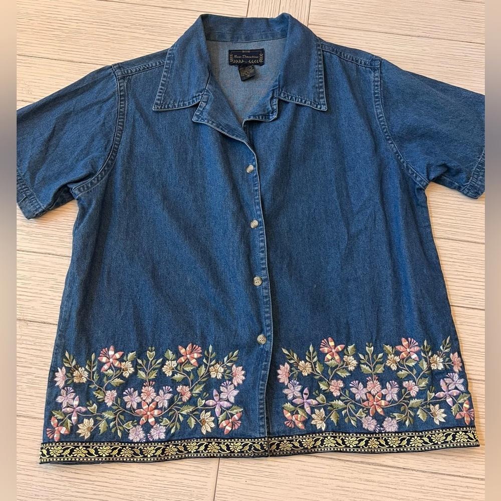 New Directions denim 100% cotton ladies top w/ floral embroidery. Button down. M